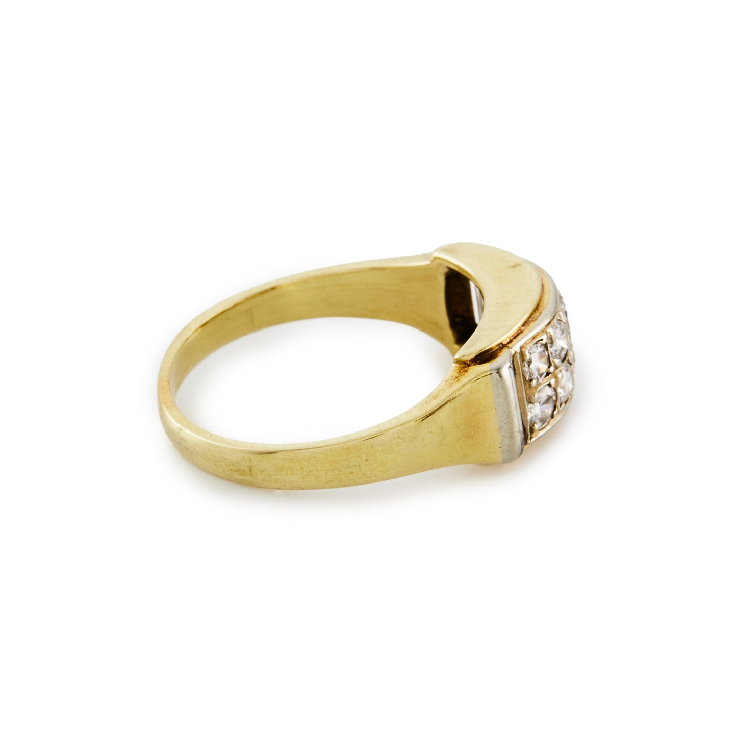 Elegant Art Deco 14ct yellow gold ring, set with ten round diamonds and flanked by a baguette diamond on each side.