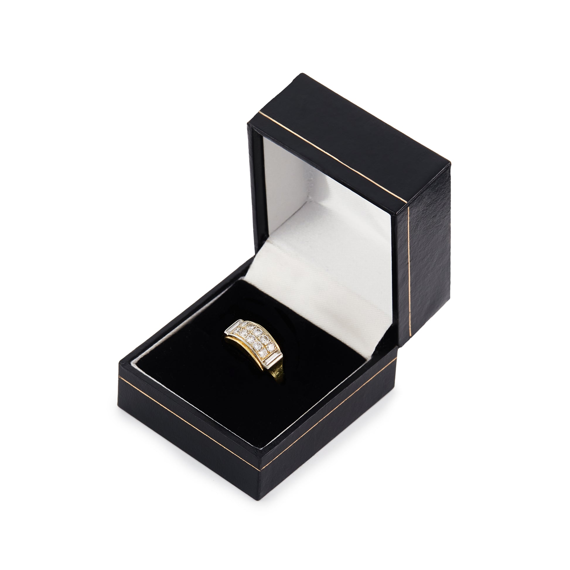 Elegant Art Deco 14ct yellow gold ring, set with ten round diamonds and flanked by a baguette diamond on each side.