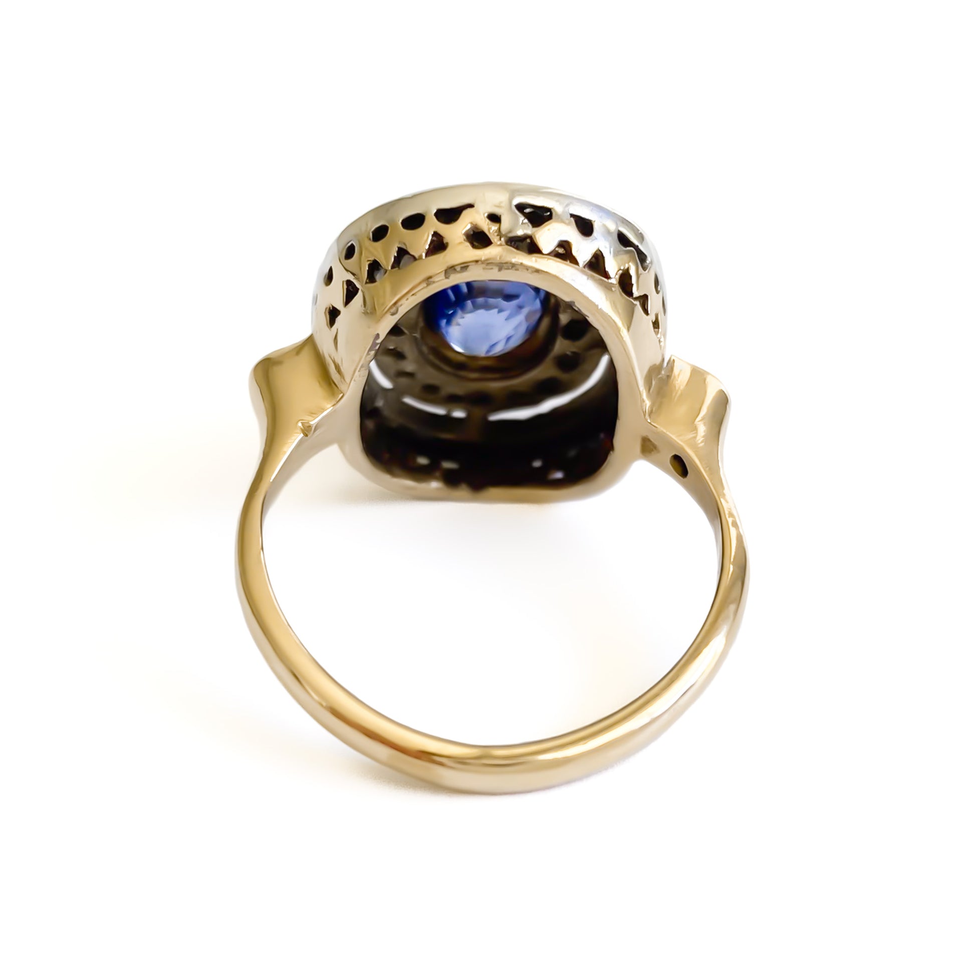 Beautiful Art Deco 14ct white and yellow gold ring set with an oval cornflower blue sapphire surrounded by two rows of small diamonds, as well as a small diamond on each shoulder. Italy