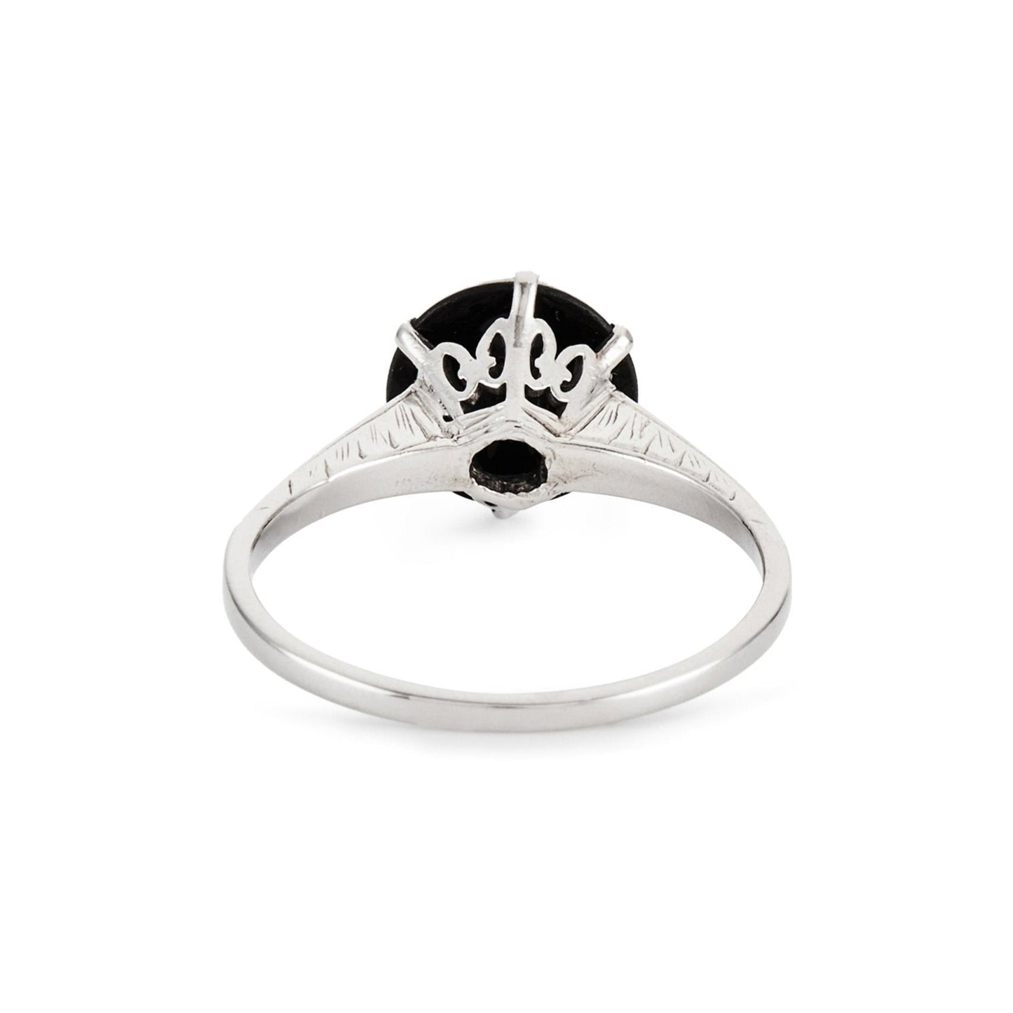 Stylish 14ct white gold Art Deco ring, set with a round cabochon onyx embellished with a small diamond. Beautiful engraving on shoulder of ring.