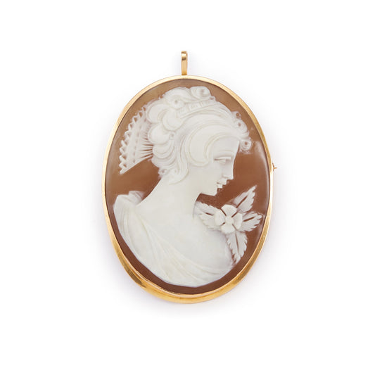 Beautifully carved Edwardian cameo depicting a silhouette of a lady, set in an 18ct gold frame. Can also be worn as a brooch.
