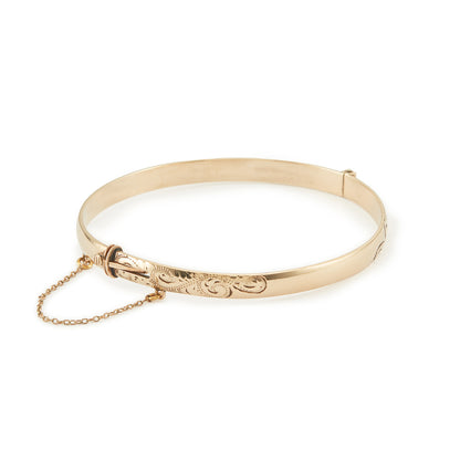 Beautifully engraved Edwardian 9ct gold bronze-core hinge bangle with a safety chain.