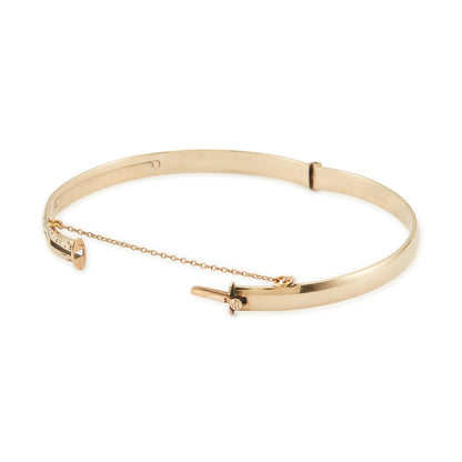 Beautifully engraved Edwardian 9ct gold bronze-core hinge bangle with a safety chain.