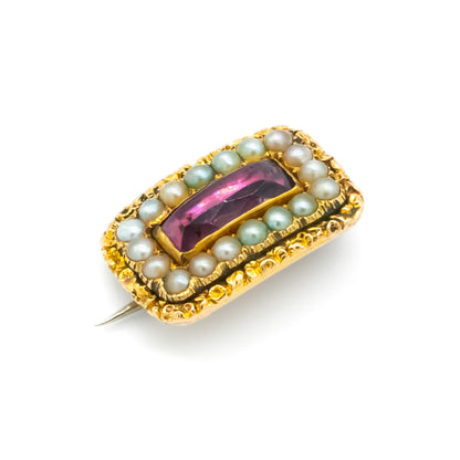 Charming miniature Georgian 15ct gold brooch set with a faceted amethyst surrounded by eighteen seed pearls. 