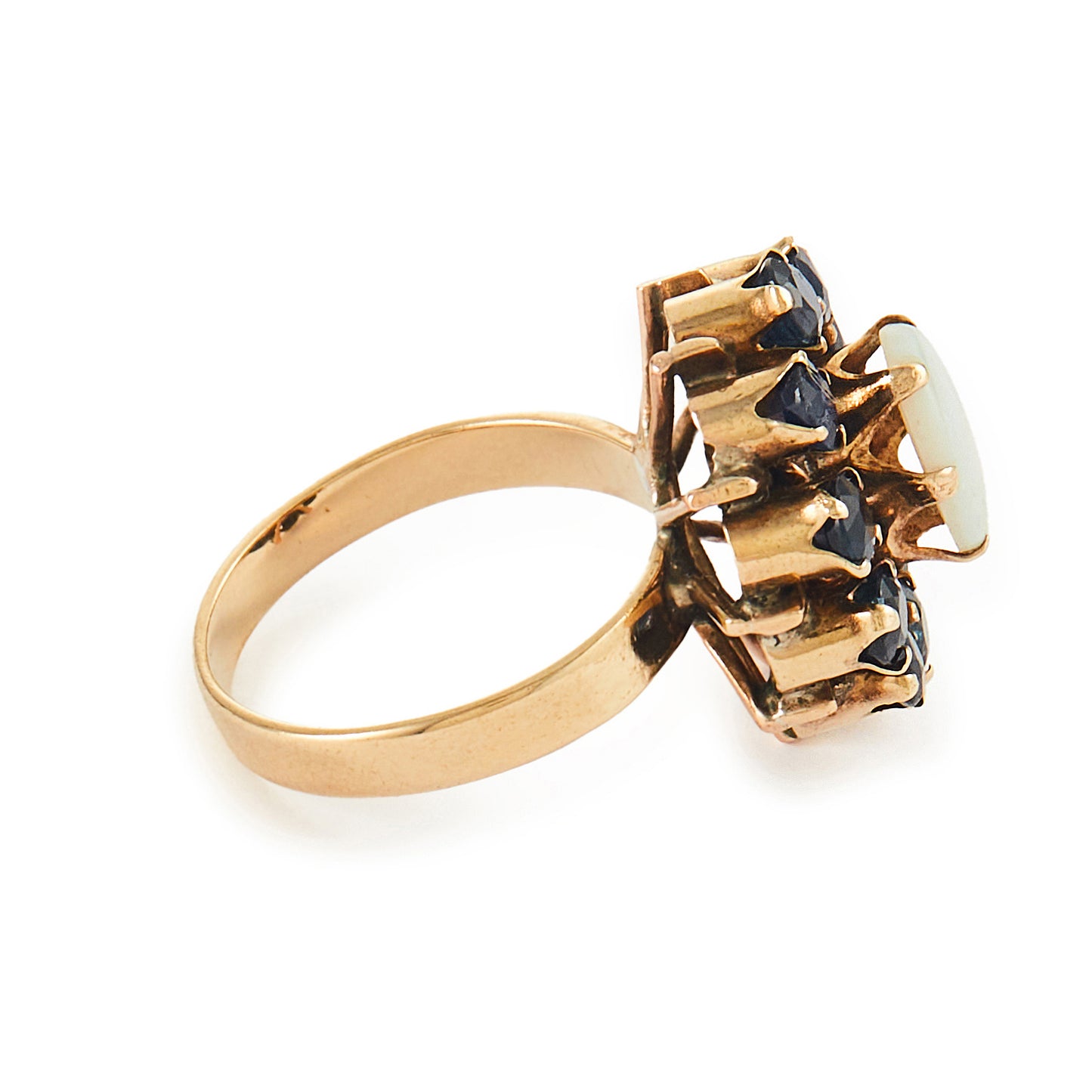 Gorgeous Mid-Century 14ct gold ring set with an oval cabochon opal in the centre, surrounded by ten deep blue sapphires. 