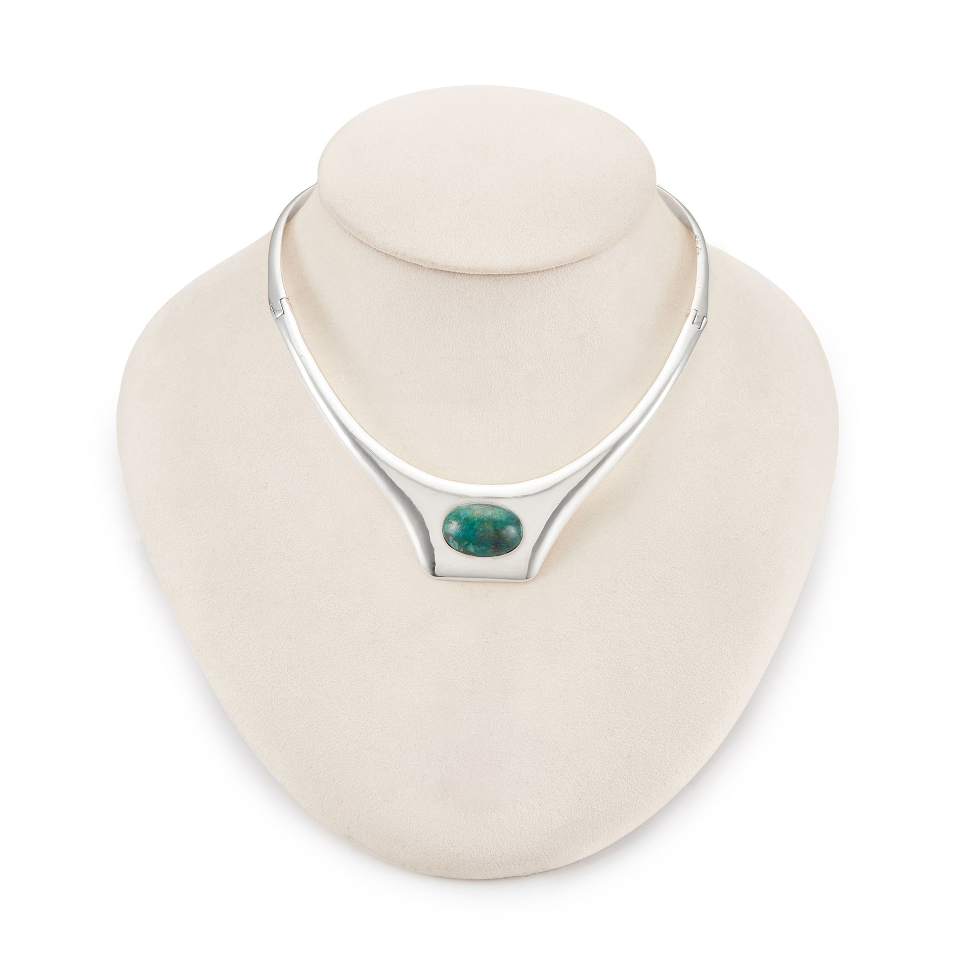 Stylish sterling silver Mexican Mid-Century choker set with a vibrant azurite cabochon stone.