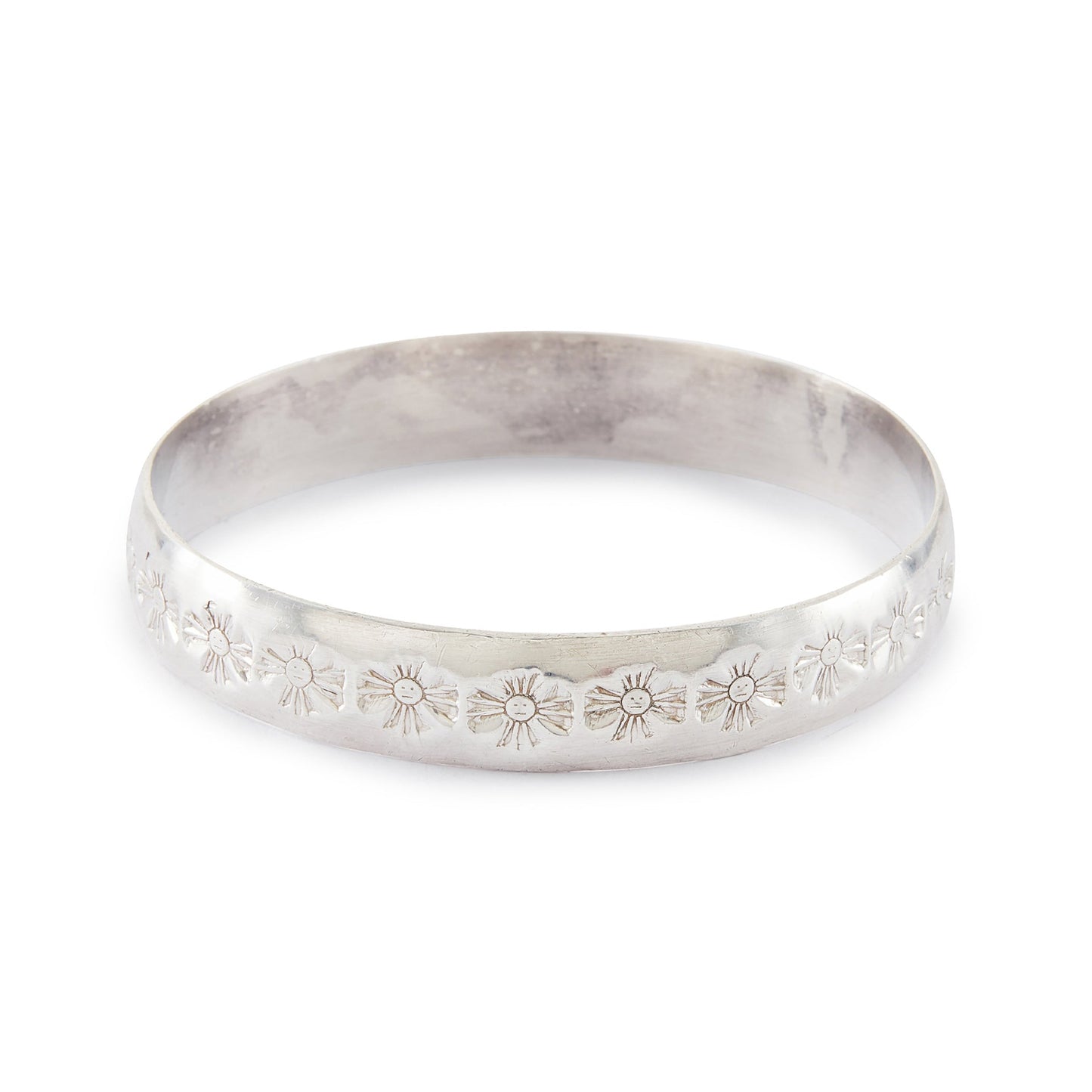 Handmade, very high grade silver bangle with a charming design.
Hallmarked: DG 990 (silver)