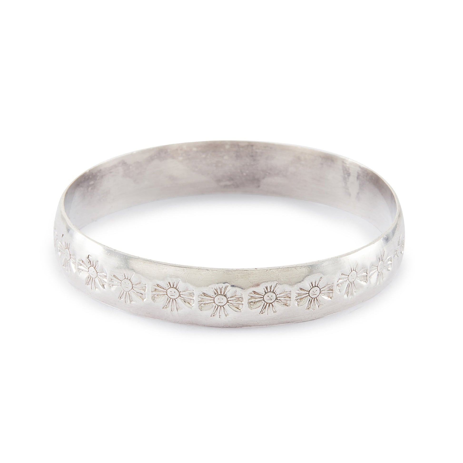 Handmade, very high grade silver bangle with a charming design.
Hallmarked: DG 990 (silver)