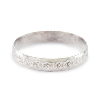 Handmade, very high grade silver bangle with a charming design.
Hallmarked: DG 990 (silver)