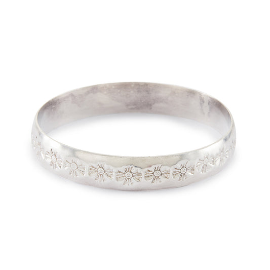 Handmade, very high grade silver bangle with a charming design.
Hallmarked: DG 990 (silver)