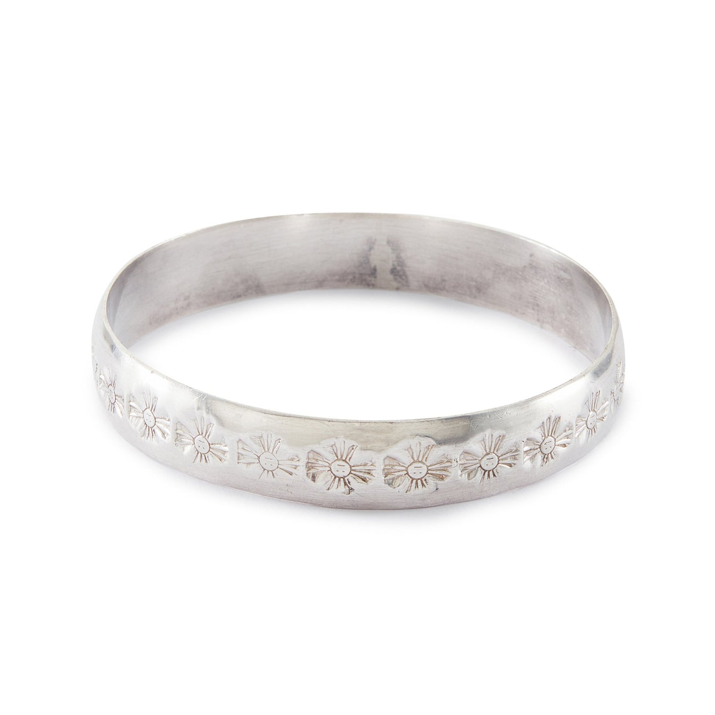 Handmade, very high grade silver bangle with a charming design.
Hallmarked: DG 990 (silver)