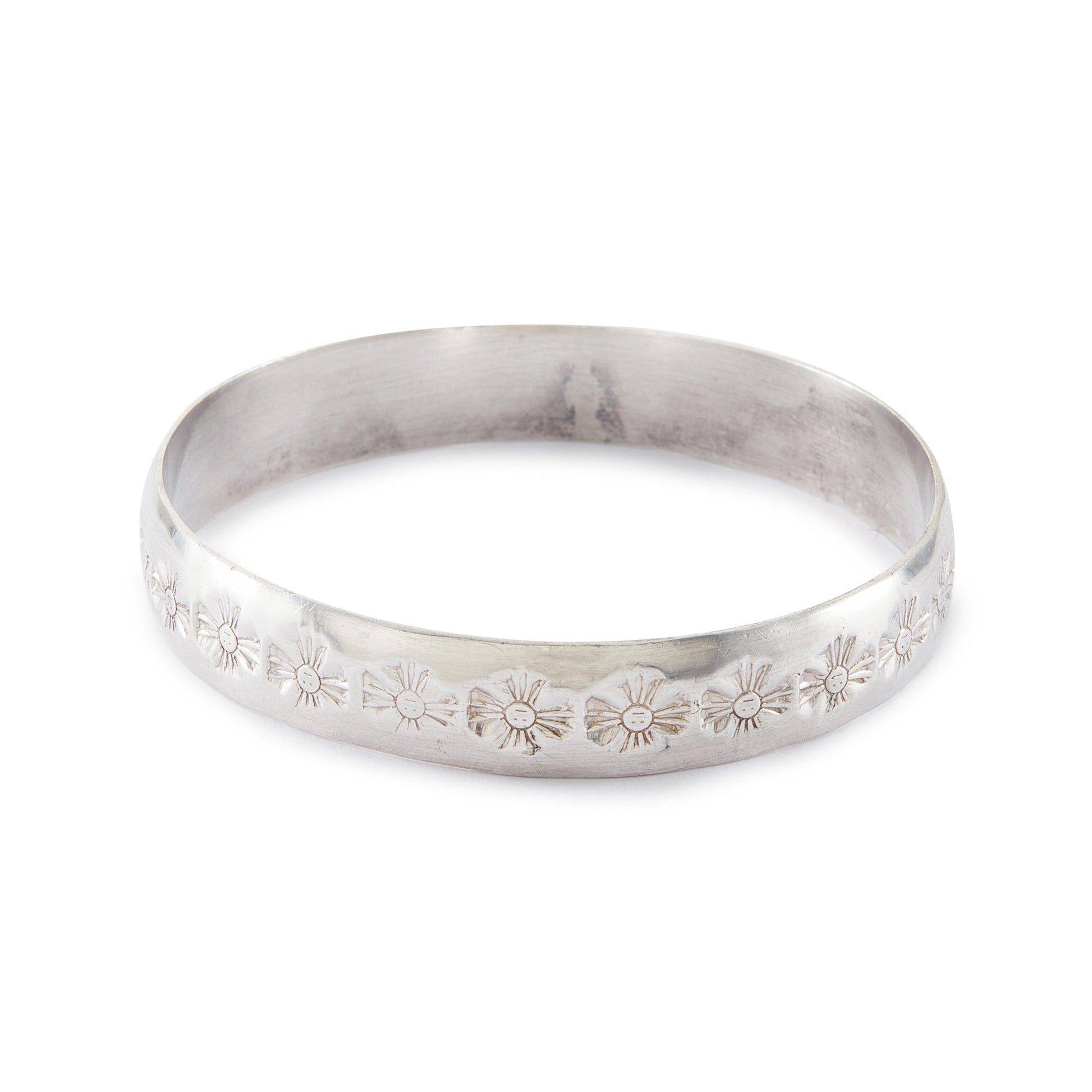 Handmade, very high grade silver bangle with a charming design.
Hallmarked: DG 990 (silver)