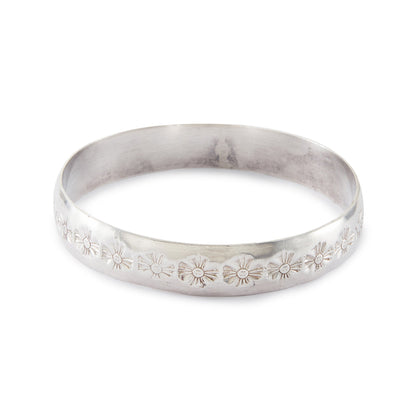 Handmade, very high grade silver bangle with a charming design.
Hallmarked: DG 990 (silver)