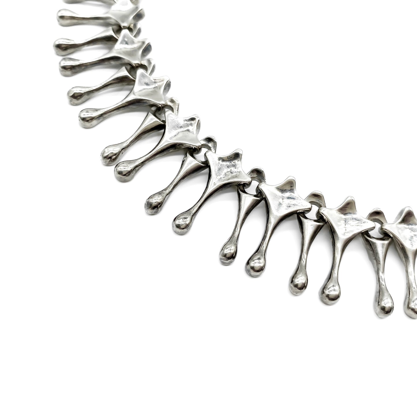 Very stylish silver Italian choker designed by Unoaerre.