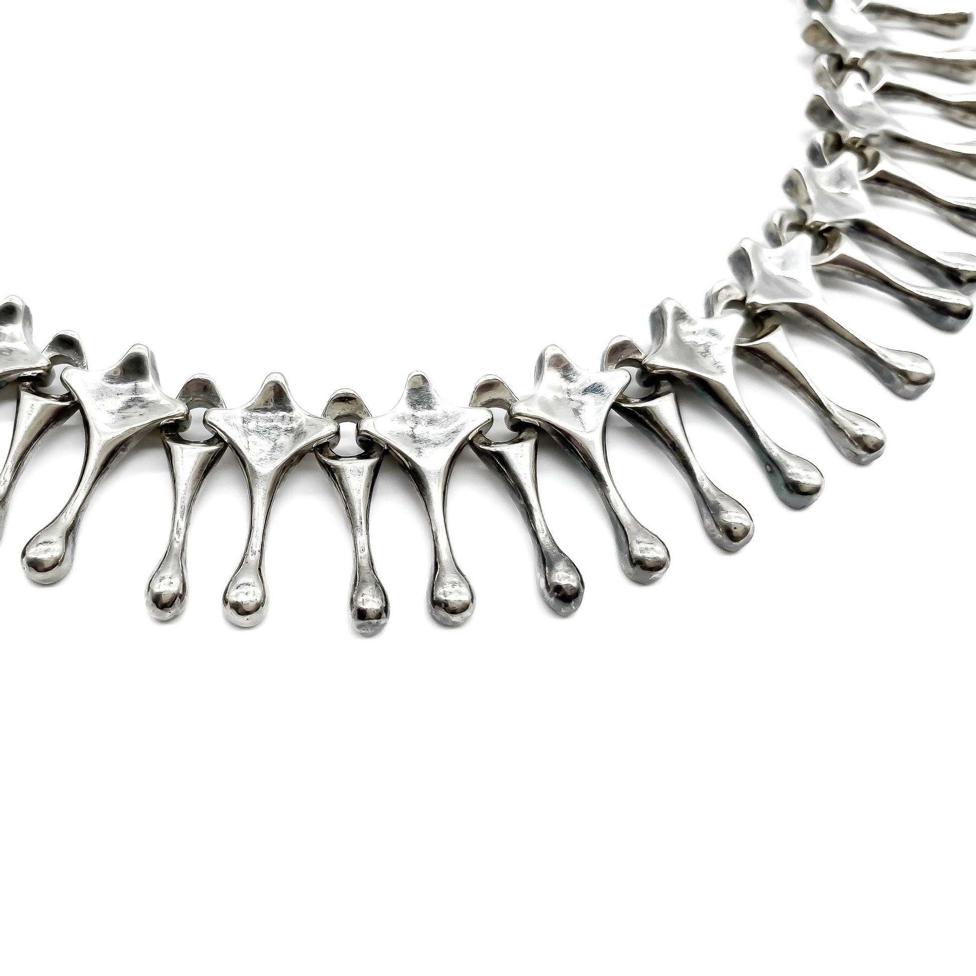 Very stylish silver Italian choker designed by Unoaerre.