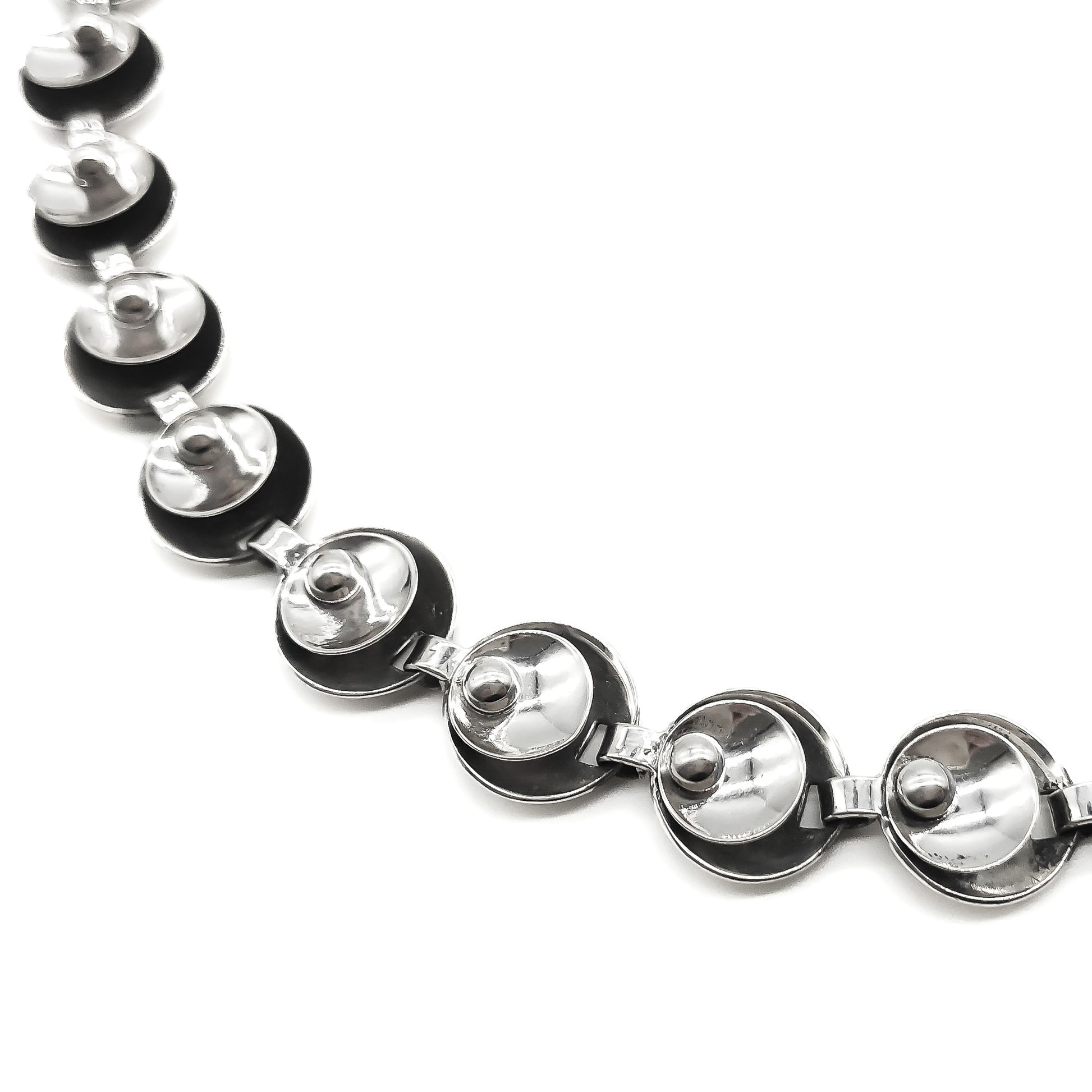 Silver 1940’s Scandinavian necklace with round three-dimensional links. 
