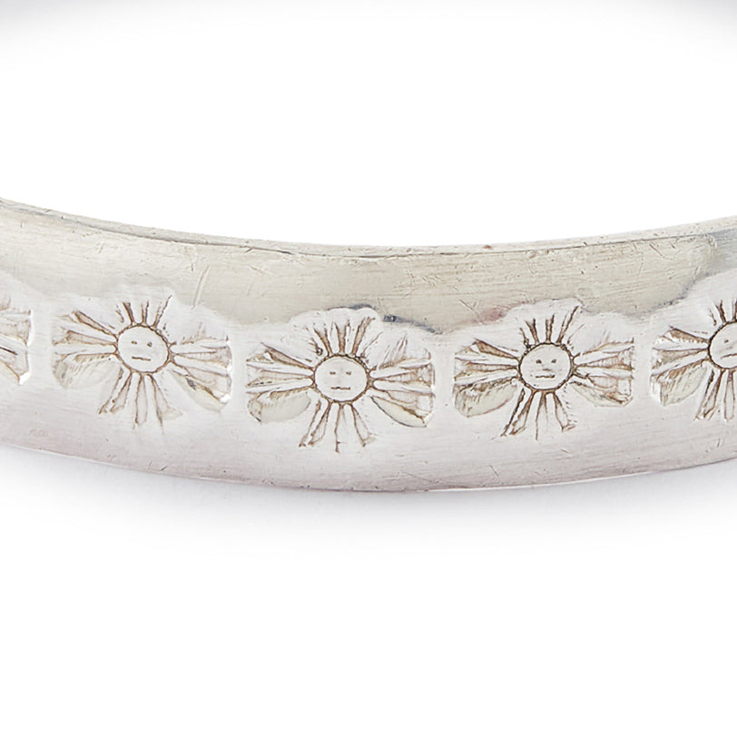 Handmade, very high grade silver bangle with a charming design.
Hallmarked: DG 990 (silver)