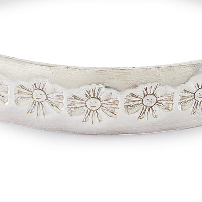 Handmade, very high grade silver bangle with a charming design.
Hallmarked: DG 990 (silver)