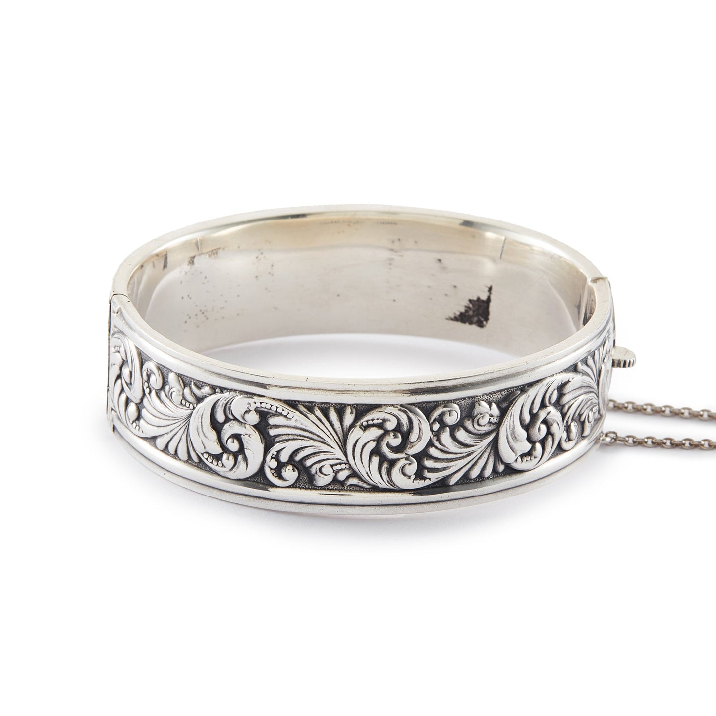 Beautifully embossed sterling silver Candida bangle with a hinge closure.
Hallmarked: Candida Sterling Silver
