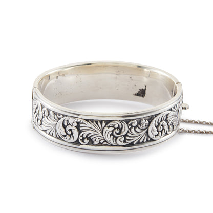 Beautifully embossed sterling silver Candida bangle with a hinge closure.
Hallmarked: Candida Sterling Silver