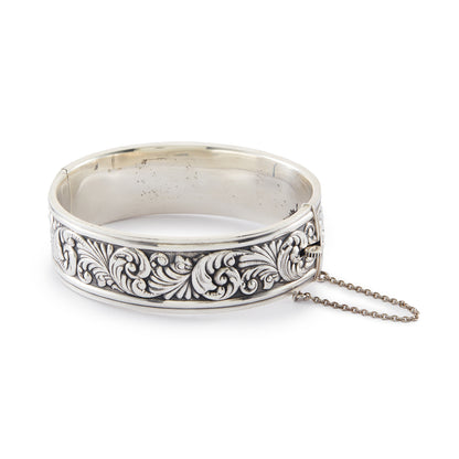 Beautifully embossed sterling silver Candida bangle with a hinge closure.
Hallmarked: Candida Sterling Silver
