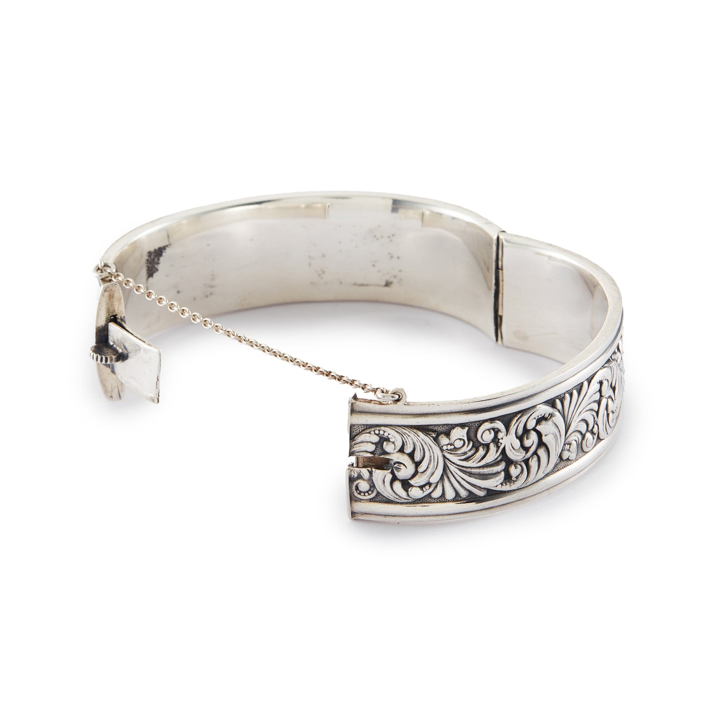 Beautifully embossed sterling silver Candida bangle with a hinge closure.
Hallmarked: Candida Sterling Silver