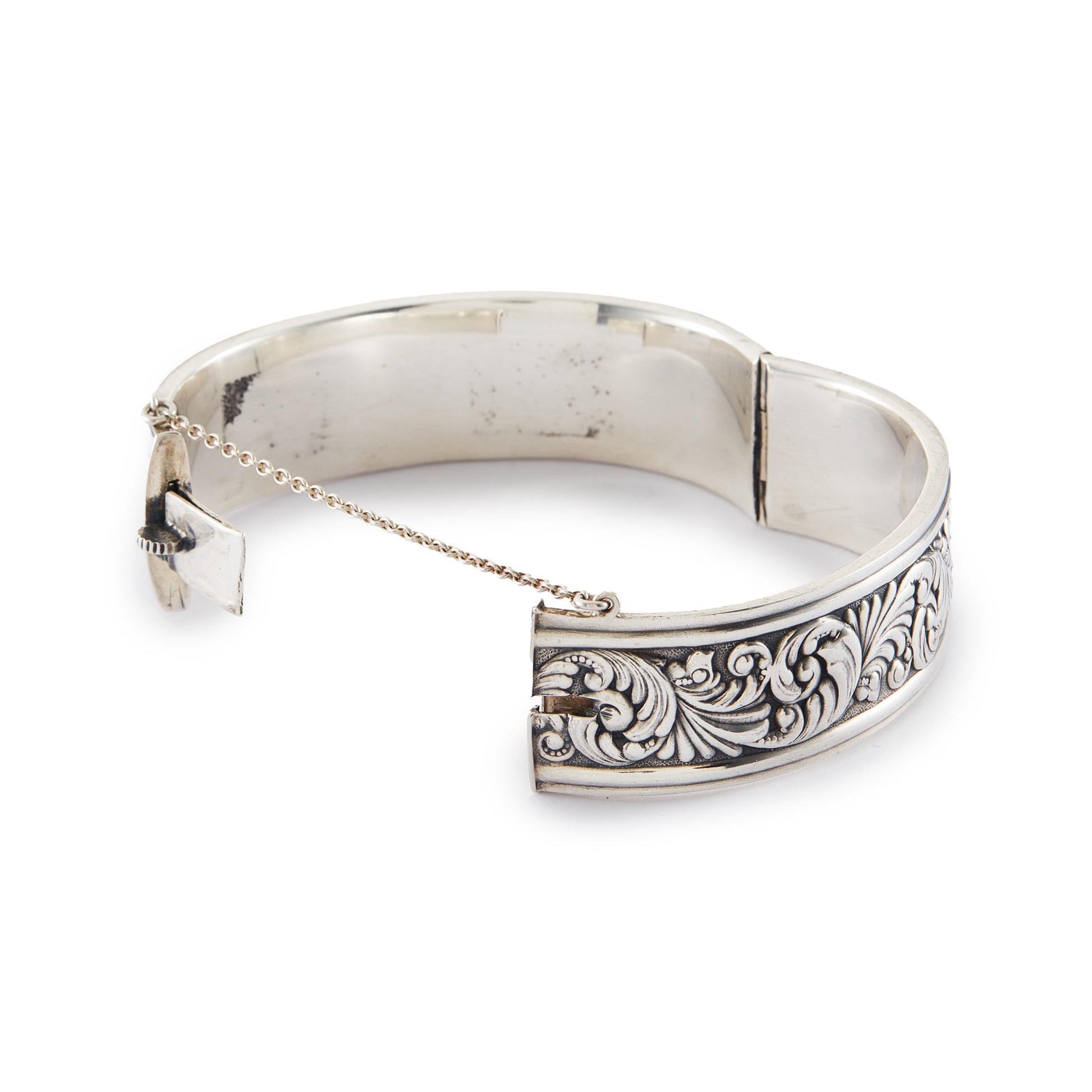 Beautifully embossed sterling silver Candida bangle with a hinge closure.
Hallmarked: Candida Sterling Silver