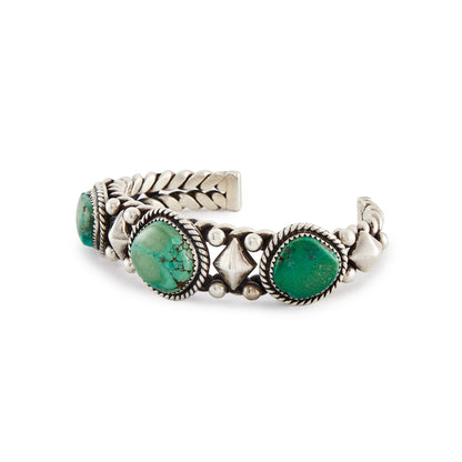 Magnificent vintage sterling silver Native American bangle, set with three Kingman turquoise stones. Maker: A Lee. Stamped Sterling.