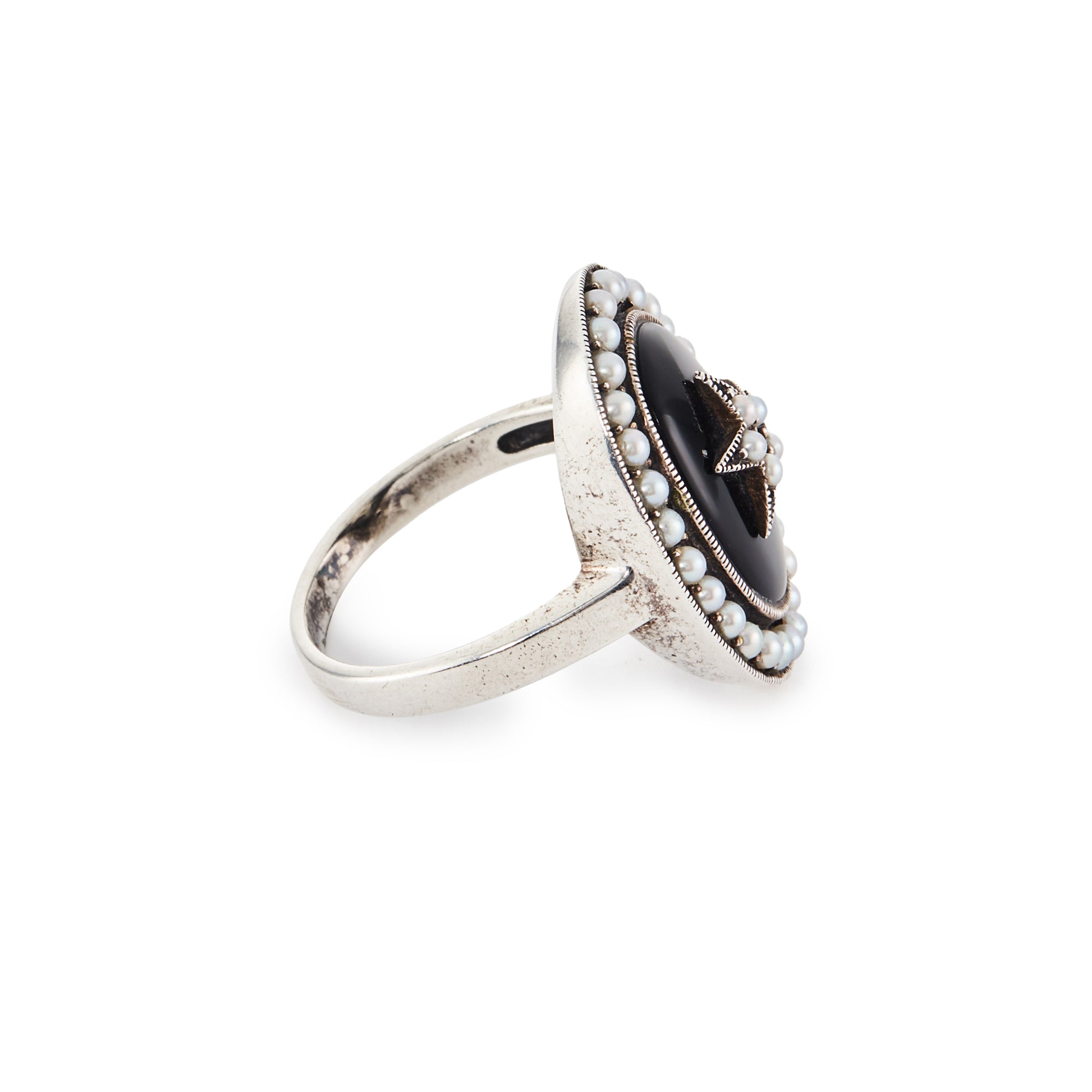 Lovely vintage sterling silver ring with an oval onyx stone, set with a star in the centre and a seed pearl surround.