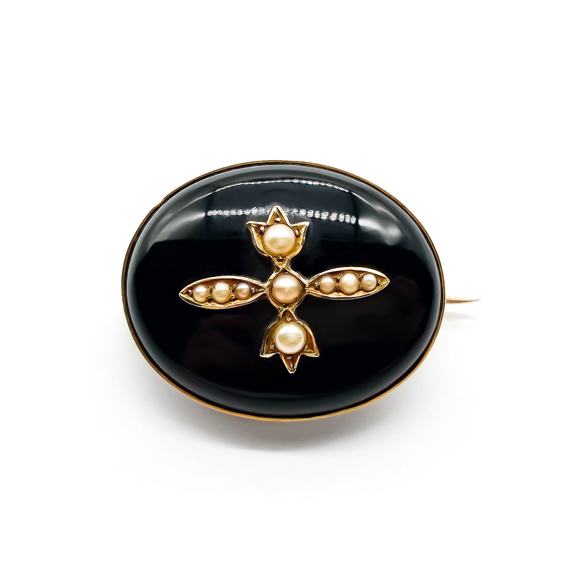 Charming 15ct rose gold mourning brooch set with an oval onyx cabochon with a seed pearl motif in centre. Brooch has a bevelled glass backing.