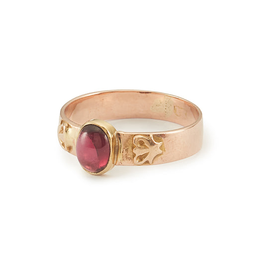 Victorian 9ct rose gold ring set with a Bohemian cabochon garnet. 
