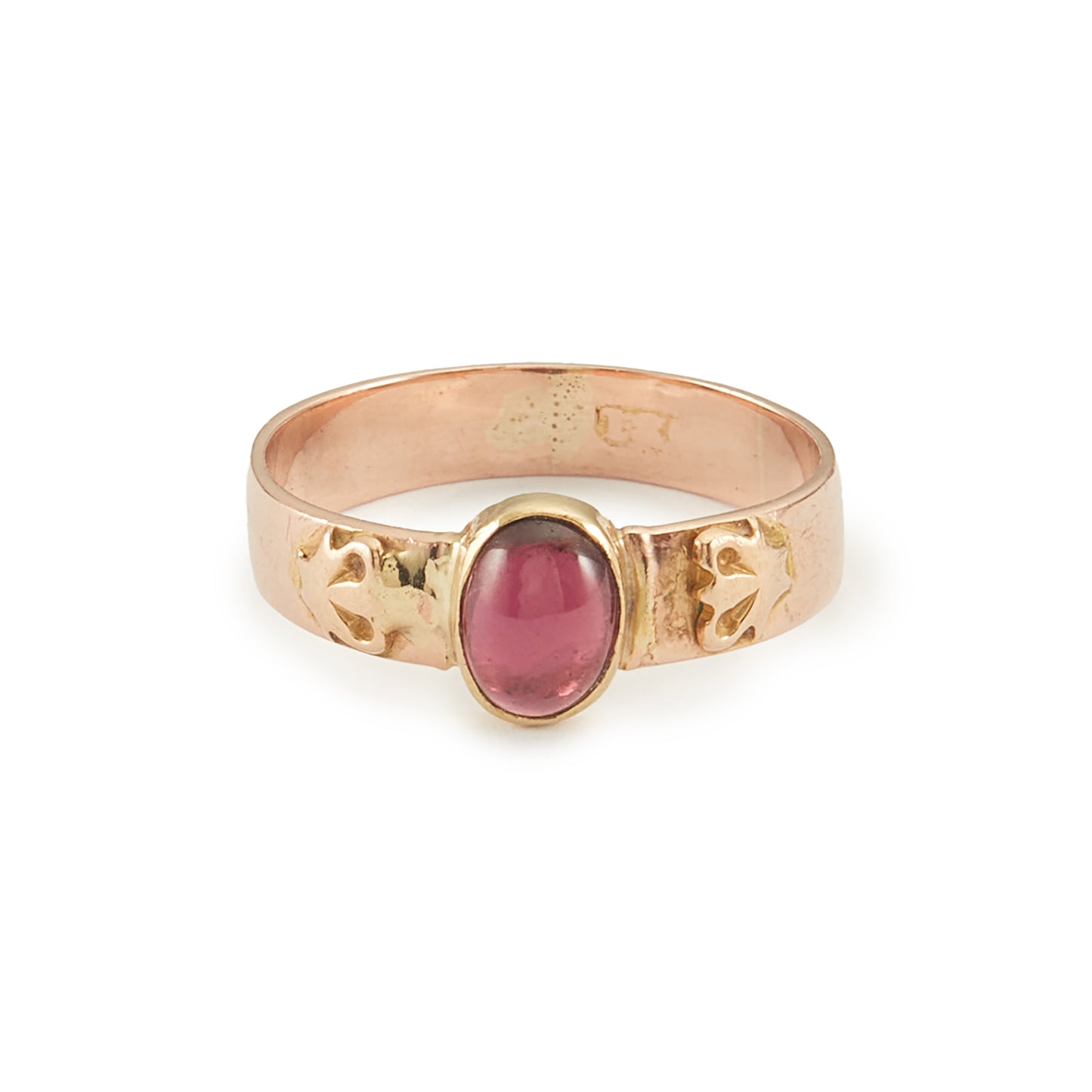Victorian 9ct rose gold ring set with a Bohemian cabochon garnet. 
