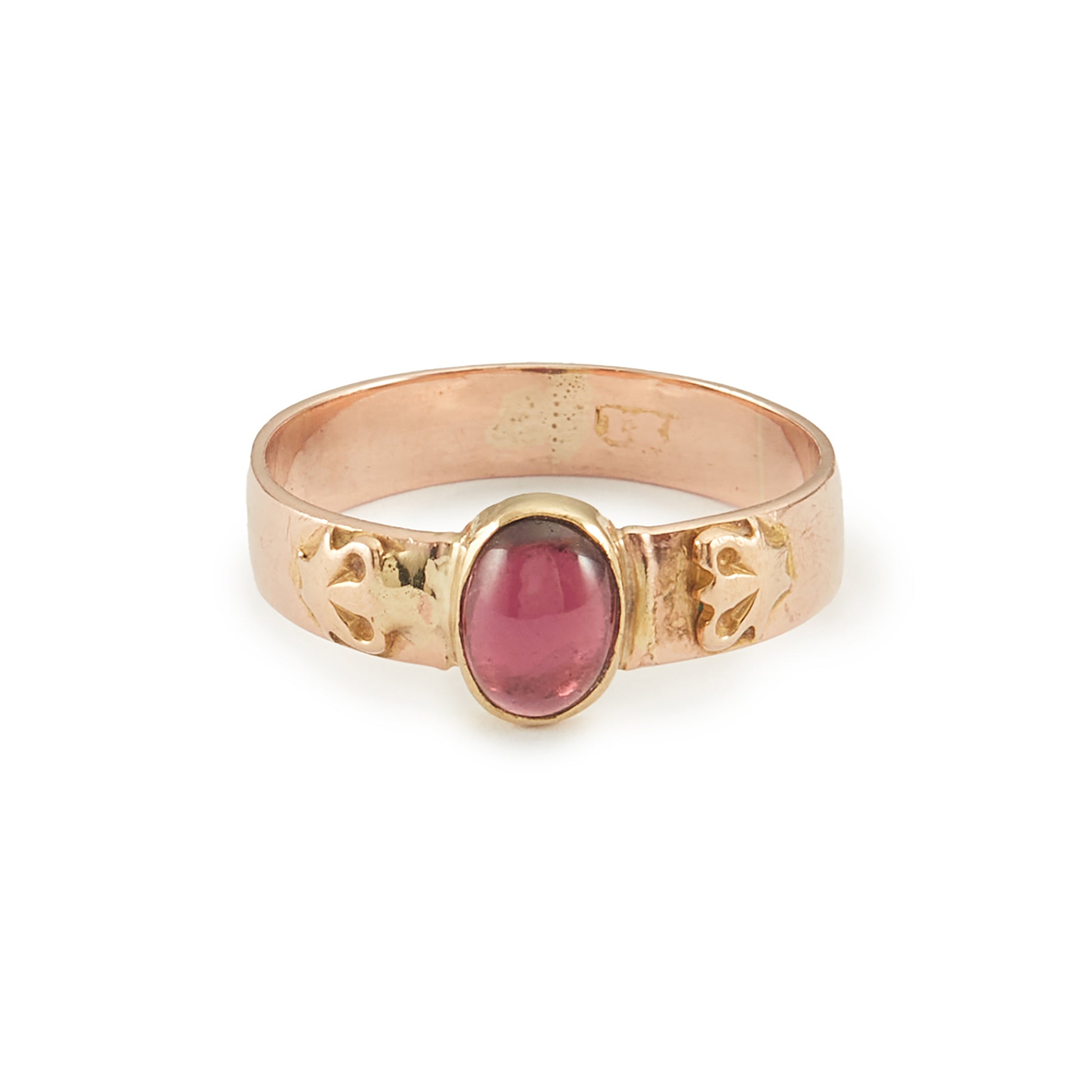 Victorian 9ct rose gold ring set with a Bohemian cabochon garnet. 