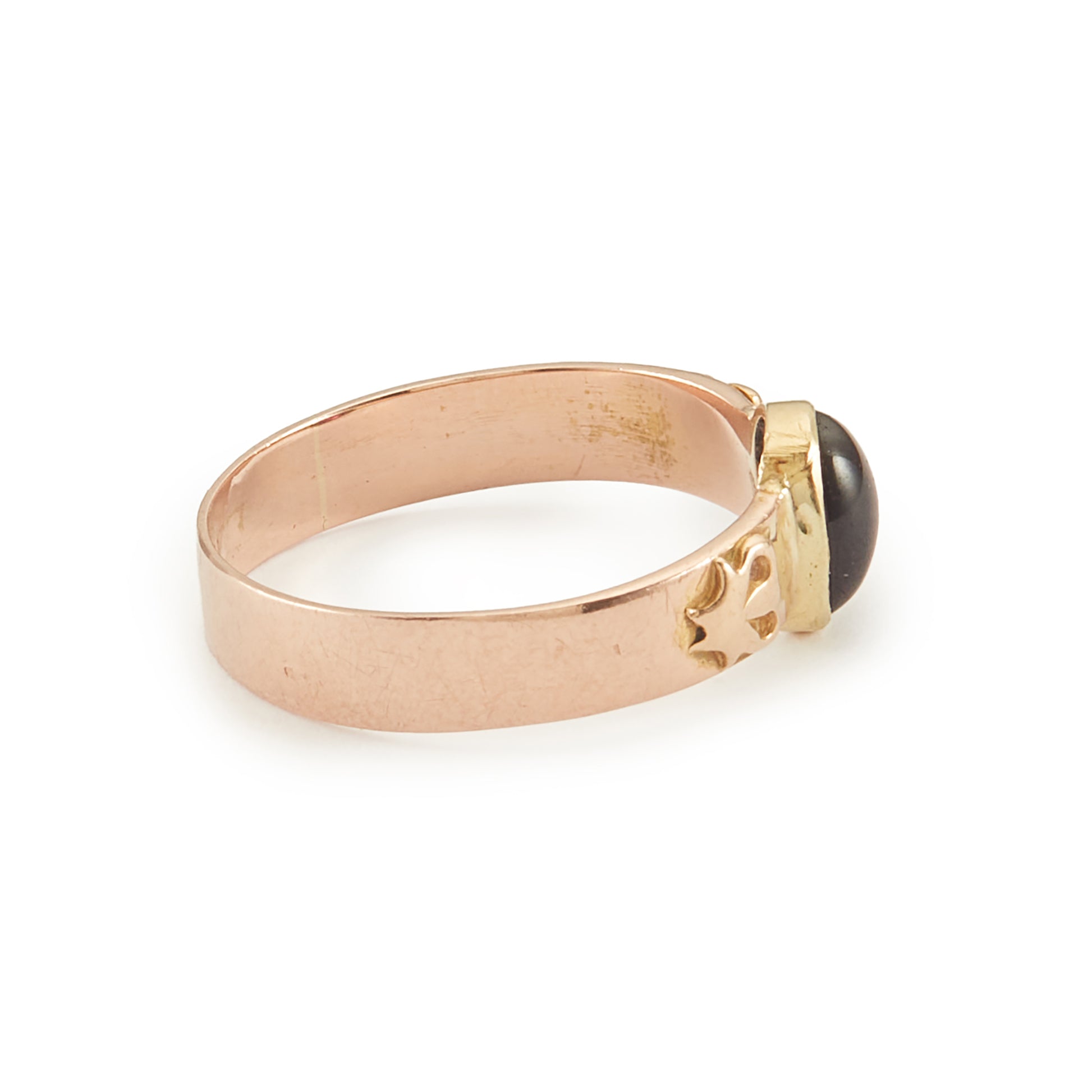 Victorian 9ct rose gold ring set with a Bohemian cabochon garnet. 