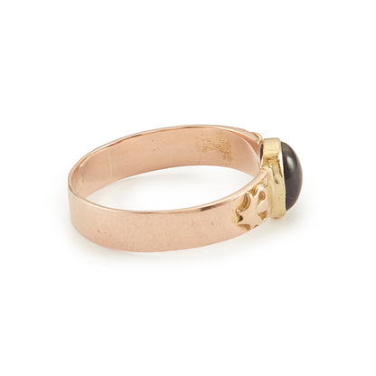 Victorian 9ct rose gold ring set with a Bohemian cabochon garnet. 