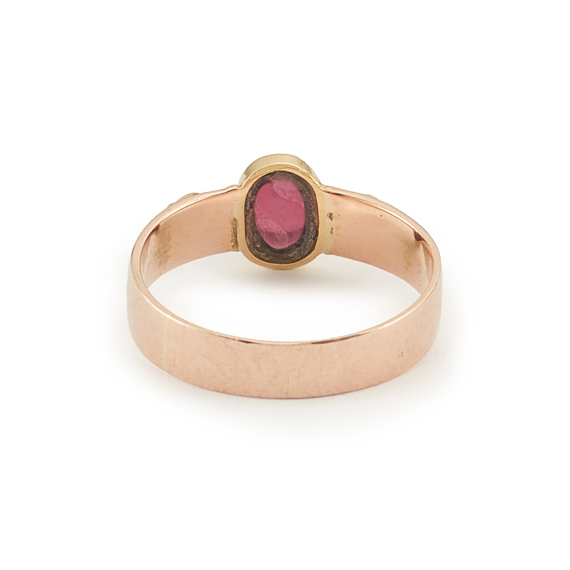 Victorian 9ct rose gold ring set with a Bohemian cabochon garnet. 