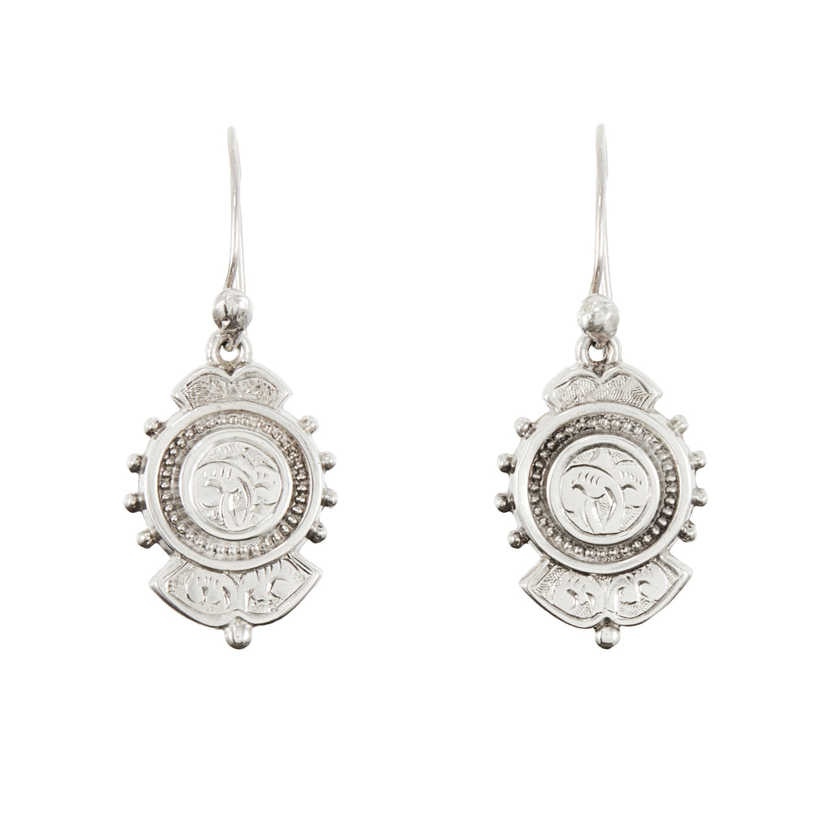 Beautifully engraved silver Victorian dangling earrings with shepherd's hooks, accompanied by a brooch with the same design. 
