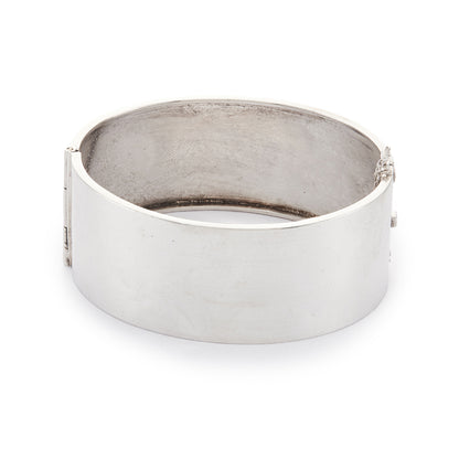 Beautiful Victorian silver and gold bangle embossed with a floral design and Etruscan detail around the rim. Safety chain attached.