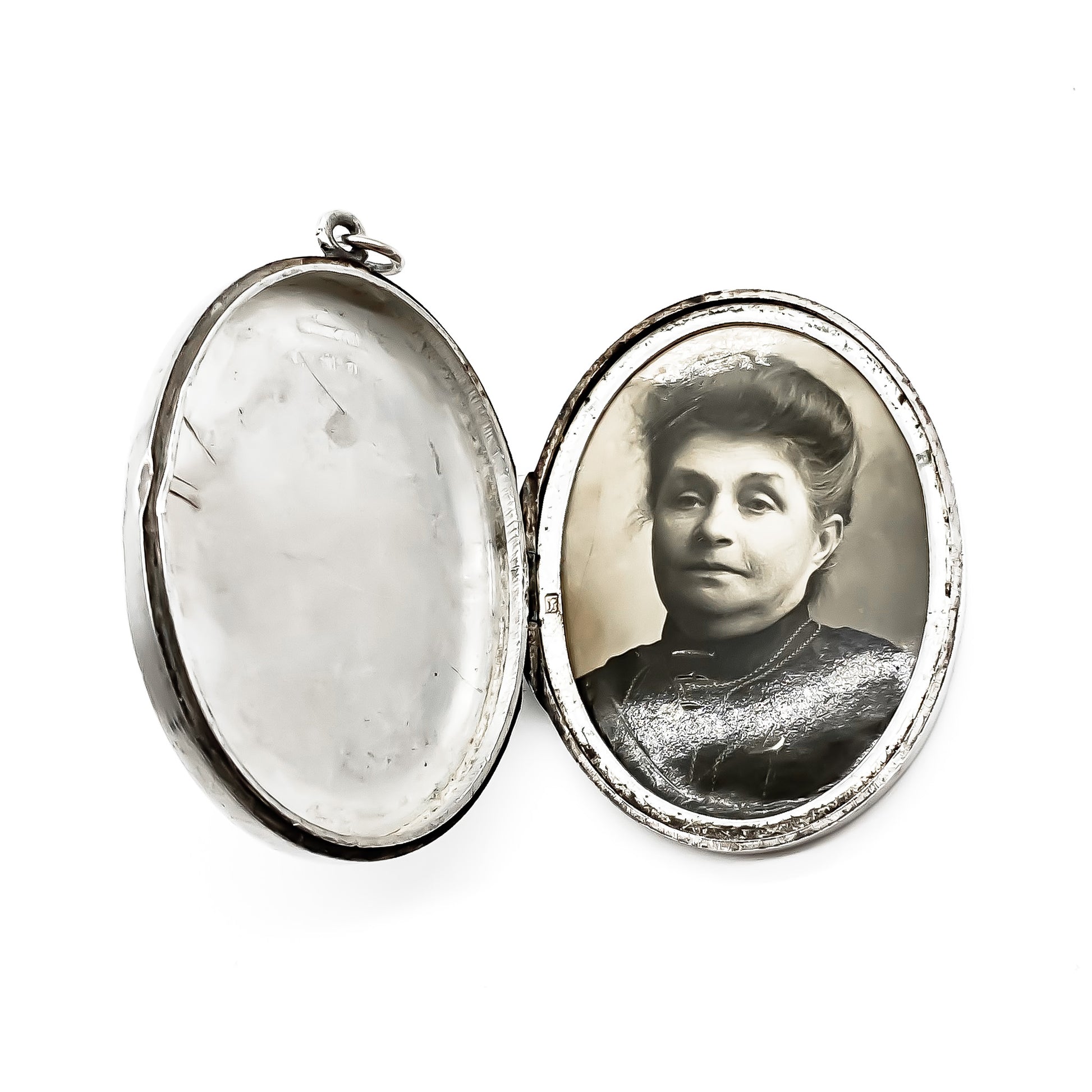 Beautifully engraved Victorian sterling silver oval locket.   Maker: GL and CO.