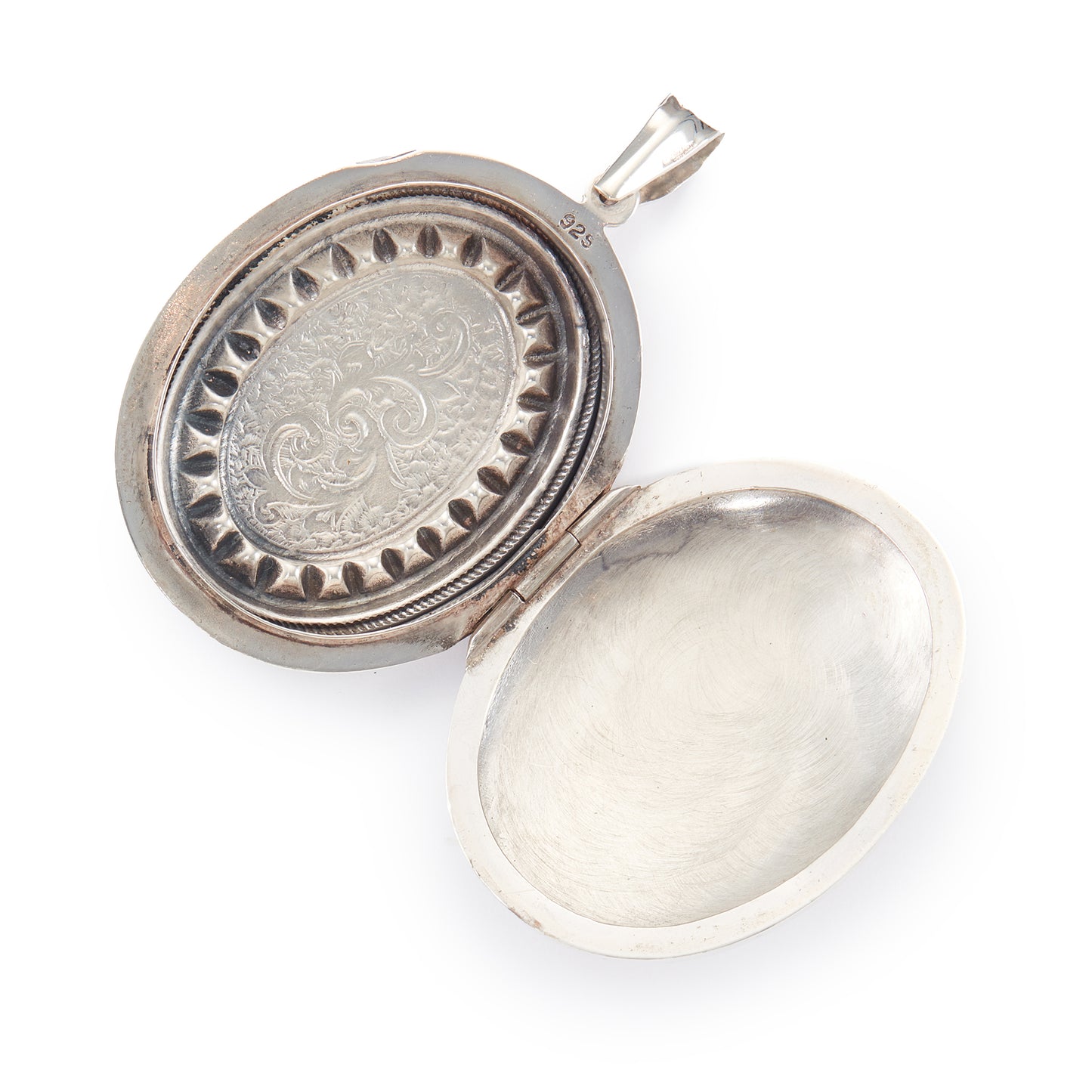 Lovely vintage sterling silver locket with ornate engraving detail on the front.