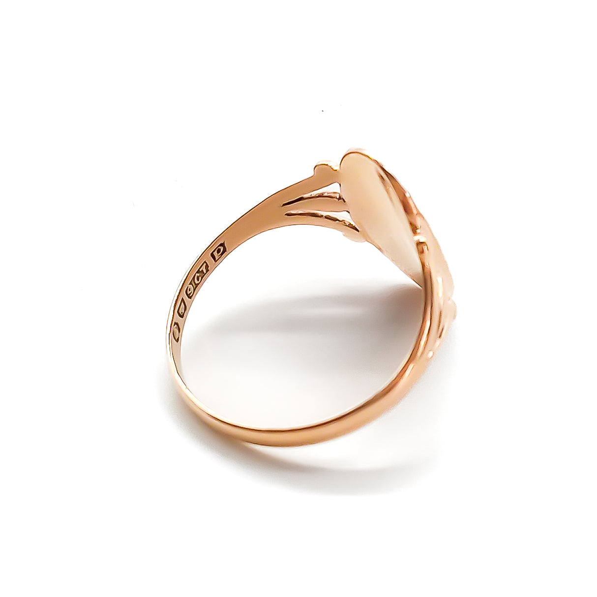 Lovely  9ct rose gold signet ring with horseshoe motif, ideal to be engraved. Circa 1940’s